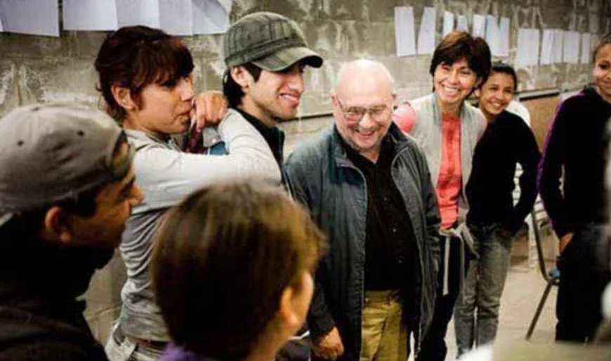 여러명의 공동체 인원이 모여있는 사진